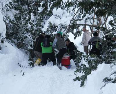 Rize'de mahsur kalan 3 kişiye havadan gıda ve yakacak atıldı