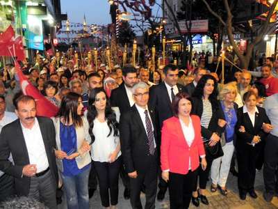 Avcılar'da CHP ve MHP'den 2 ayrı fener alayı yürüyüşü