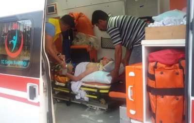 Motosikletle kaza yapıp yaralanan çocuğu, babası teselli etti