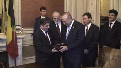 Bakan Çavuşoğlu Brüksel’de Türk esnafı ziyaret etti