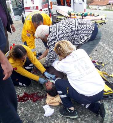Hollandalı turistin kullandığı minibüse çarpan motosikletli yaralandı