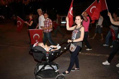 CHP'li gençlerden 19 Mayıs için fener alayı