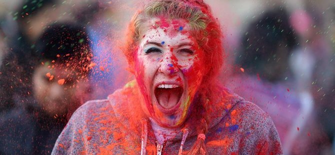 Sokaklar 'Holi' ile renklendi