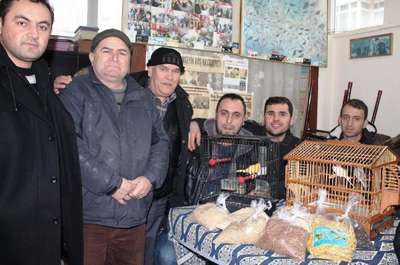Yem fiyatları artınca, kuşları satışa çıkardılar