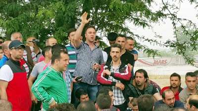 Üretimin durdurulduğu Ford Otosan önünde, işçiler eylem yaptı