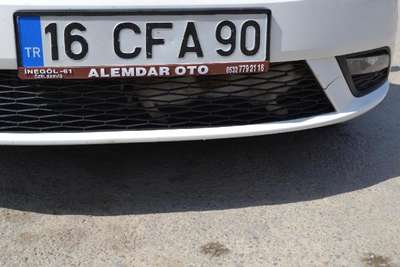 Motora sıkışan kedi yavrusunu kurtarma operasyonu