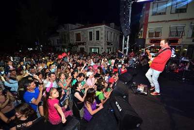 Foça'da fener alayı ve konserli kutlama