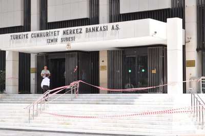 İzmir'de şüpheli paketten buz çıktı