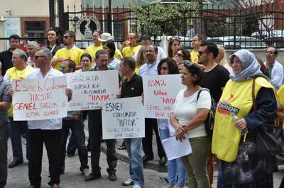 İzmir'de aile doktorlarından iş bırakma eylemi