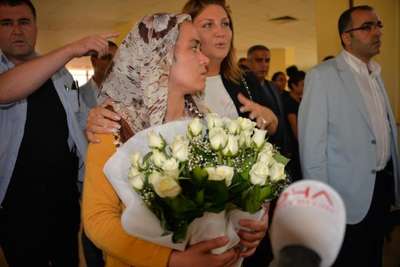 Sibel Can, yaşam savaşı veren Mutlu Kaya'yı ziyaret etti (2)