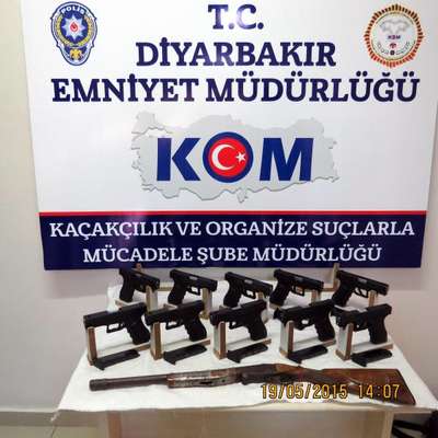 Diyarbakır'da 10 Glock marka tabanca ele geçirildi