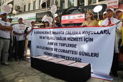 Sağlıkçılardan kara tabutlu eylem
