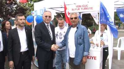 Ekmeleddin İhsanoğlu, Beşiktaş Meydanı'nda Ak Parti ve CHP stantlarını ziyaret etti