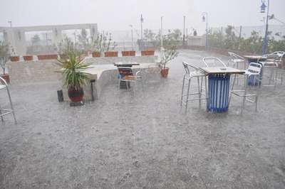 İzmir'e yarım saat fındık büyüklüğünde dolu yağdı