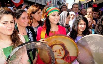 Yüksekdağ, cenazesi çuvalla taşınan Muharrem'in ailesini ziyaret etti (3)