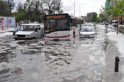 İzmir'e yarım saat fındık büyüklüğünde dolu yağdı (2)