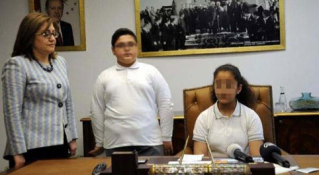 Başkanlık koltuğuna oturan kız öğrenci intihar etti