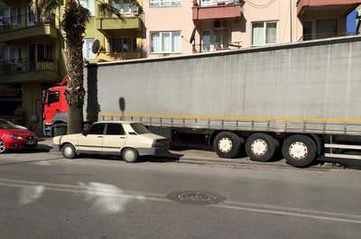 Kaldırıma park eden TIR 'pes' dedirtti