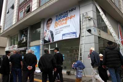 Seçim afişi asarken düşen işçi yaralandı