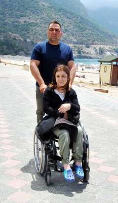 Yürüme engelli kızın yamaç paraşütü mutluluğu