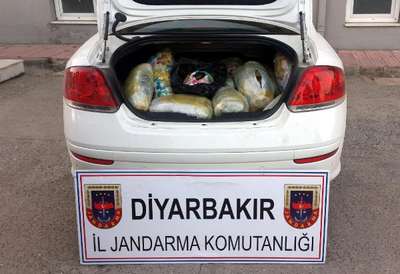 Sürücüsünün bırakıp kaçtığı araçta 78 kilo esrar ele geçti