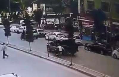 Kamyonete çarpan motosiklet sürücüsü öldü