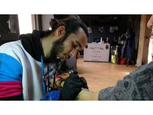 2 üniversite mezunu, dövmecilik yapıyor