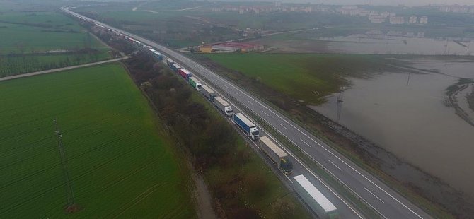 Kapıkule'de 24 kilometrelik kuyruk çilesi