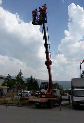 20 metre yükseklikte başbakana soru sordu