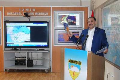 Gül verdi, türkü söyledi, balon uçurdu