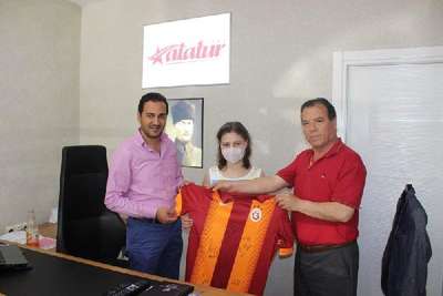 Duygu'ya, Galatasaray forması jesti