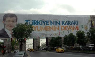 Fotoğraflar // Tarihi kemere dev seçim pankartı astılar