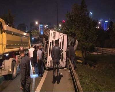 (Özel) Yaralı kamyon sürücüsü araçtan vatandaşların yardımıyla çıkarıldı