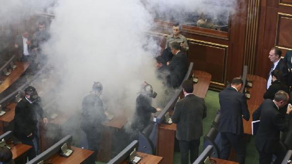 Muhalefet Meclis'e gaz bombası attı