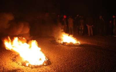 Lastik yakıp yol kapatarak elektrik kesintilerini protesto ettiler