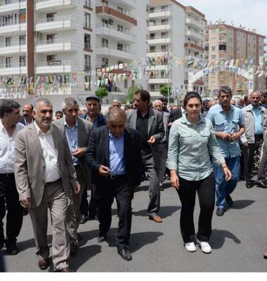 Diyarbakır Yenişehir'de Ak Partili 3 meclis üyesi DBP'ye geçti