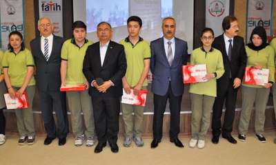 Bakanı Yılmaz öğrencilere tablet bilgisayar dağıttı