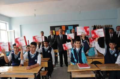 Hakkari'de öğrencilere tablet dağıtımına başlandı