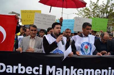 Adilcevaz'da Mursi'ye idam cezası verilmesi protesto edildi