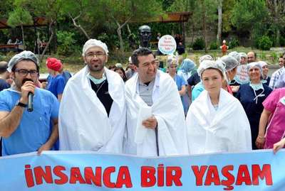 Sağlık çalışanlarından kefenli eylem