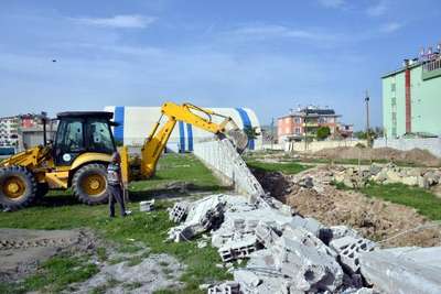 Belediye parkına duvar ören vatandaş şaşkınlık yarattı