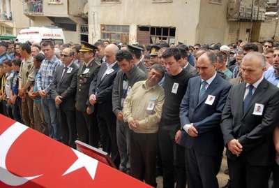 Şehit polis memuru toprağa verildi
