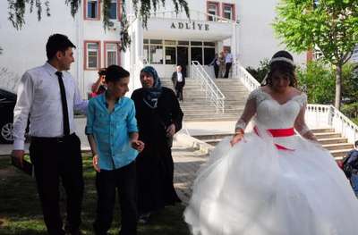 Gelinliğiyle cezaevindeki ağabeyini görmek istedi, izin alamadı