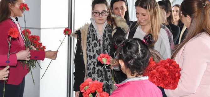 Alman turistler karanfil ve kokteylle karşılandı