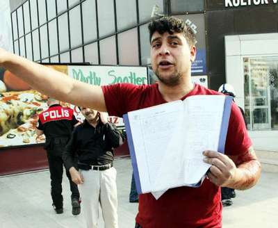 Çatıda intihara kalkışan genci polis güçlükle ikna etti