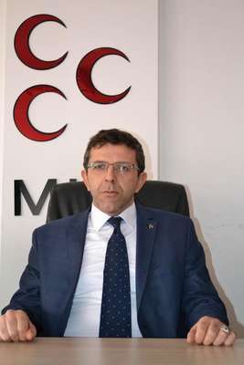 Ak Parti'nin Türk bayrağı rozetli afişlerine kaldırma kararı