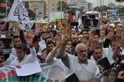 Kayseri’de Mursi’ye 'kefenli' destek eylemi