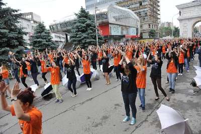 Makedonya’da 1200 lise mezunu kadril dansı oynadı