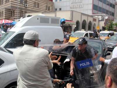 Diyarbakır'da Mursi'ye idam kararı protestosunda olaylar çıktı