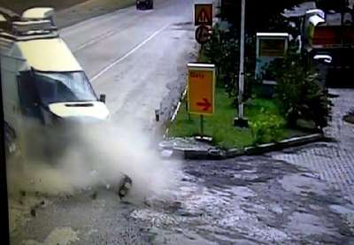 Zonguldak'ta 2 kişinin yaralandığı kaza güvenlik kamerasında